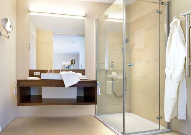 Badezimmer mit Dusche im Neubau