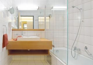 Badezimmer mit Badewanne im Stammhaus